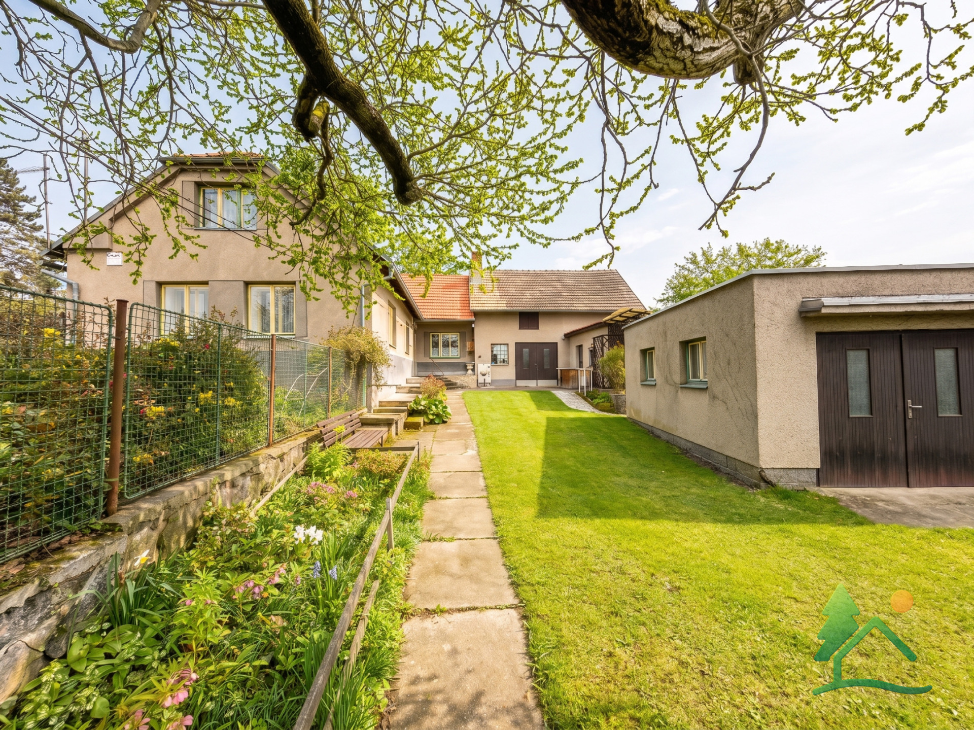 Prodej chalupy na klidném venkově s pozemkem 2 077 m² a zázemím pro soběstačný život