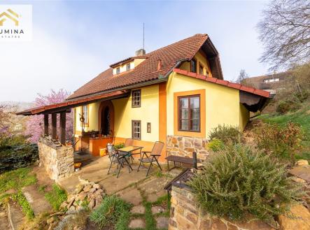 Chata se zahradou, kamenná terasa, opečovávaná zeleň, klidná lokalita, tradiční architektura, vhodné pro rekreační účely | Prodej - dům/vila, 183 m²
