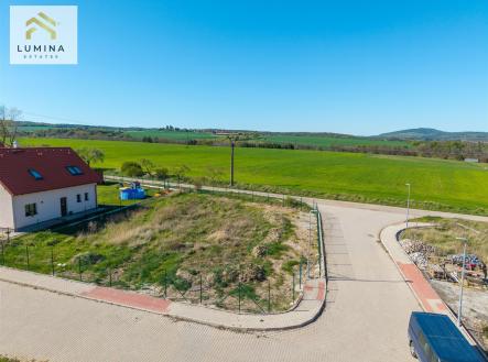 Pozemek s výhledem na krajinu, vhodný pro stavbu domu. Tiché prostředí, rovný terén, výborná dostupnost elektřiny a vody. | Prodej - pozemek pro bydlení, 821 m²
