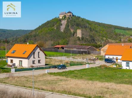 Novostavba rodinného domu s oranžovou střechou, nabízející klidné bydlení. Prostorná zahrada ideální pro rodinu, skvělý výhled na krajinu. | Prodej - pozemek pro bydlení, 821 m²