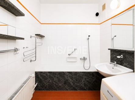 Moderní koupelna s dlažbou, vanou a umyvadlem. Bílé obklady a tmavý mramorový design dodávají stylový vzhled. Dobře udržovaný prostor. | Pronájem bytu, 3+1, 58 m²