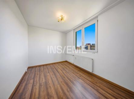 Prázdná ložnice s parketovou podlahou, velkým oknem a moderním osvětlením, nabízí světlý prostor ideální pro osobní přizpůsobení. | Prodej bytu, 2+1, 57 m²