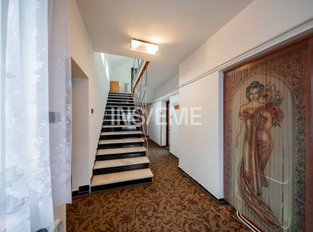 Prostorná chodba s kobercem, mramorové schody a elegantní světlo. Vintage styl s dekorativními prvky a uměleckými detaily. | Prodej - dům/vila, 152 m²