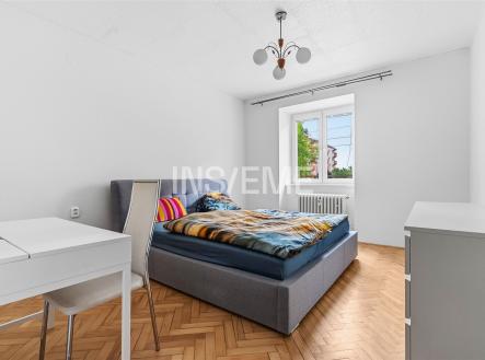 Světlá ložnice s parketovou podlahou, moderním nábytkem a velkými okny, které poskytují dostatek přirozeného světla. | Pronájem bytu, 2+1, 60 m²