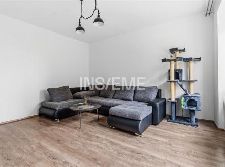 Světlý obývací pokoj s parketovou podlahou, prostornou sedací soupravou a moderním osvětlením. Velká okna zajišťují dostatek přirozeného světla. | Pronájem bytu, 2+1, 60 m²