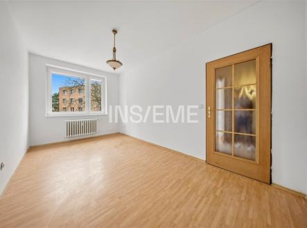 Světlý obývací pokoj s parketovou podlahou, velká okna zajišťují dostatek přirozeného světla, moderní dveře s dřevěným rámem. | Prodej bytu, 3+1, 73 m²