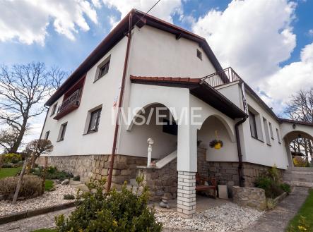 Rodinný dům s kamennými prvky, velkou zahradou a terasou, udržovaný stav, vhodný pro rodinné bydlení v klidné lokalitě. | Prodej - dům/vila, 250 m²