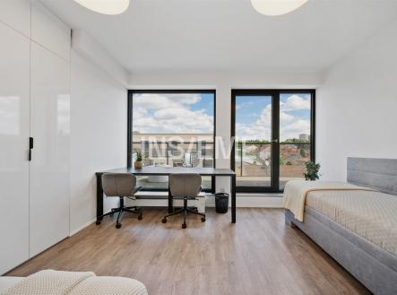 Světlá ložnice s parketovou podlahou, velkými okny a moderním nábytkem. | Pronájem bytu, 3+kk, 90 m²