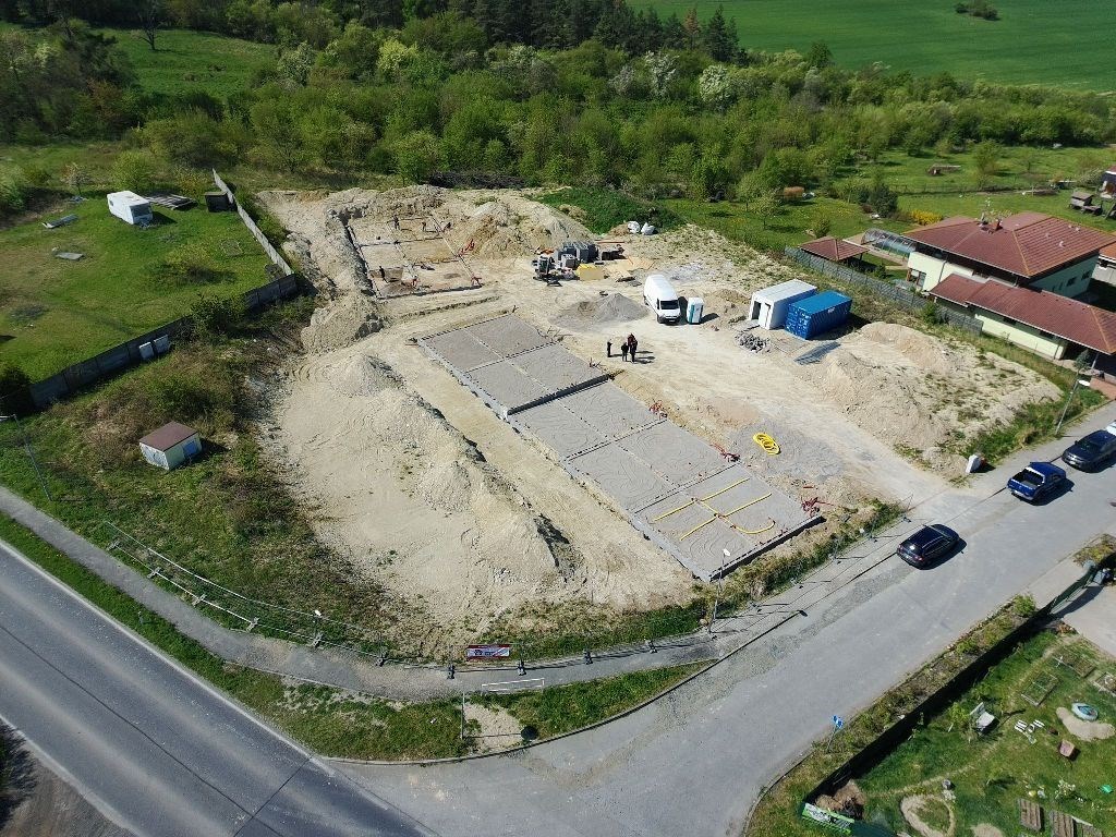 Stavební pozemek s travnatými plochami, klidná lokalita, vhodný pro plánovanou rodinnou výstavbu, blízko přírody