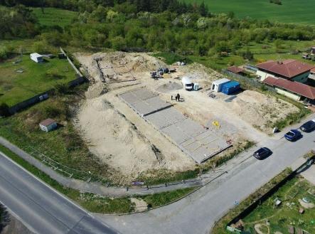 Stavební pozemek s travnatými plochami, klidná lokalita, vhodný pro plánovanou rodinnou výstavbu, blízko přírody | Prodej - dům/vila, 135 m²