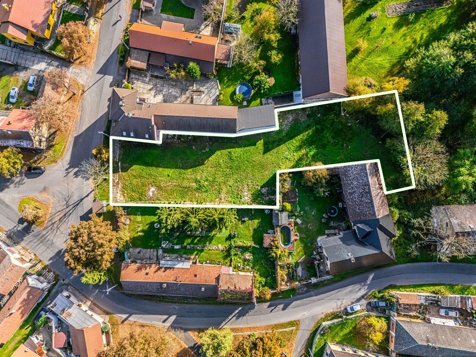 Stavební pozemek 1 442 m² se dvěma příjezdy - rovina, klidná lokalita, Páleček, 30-40 min od Prahy