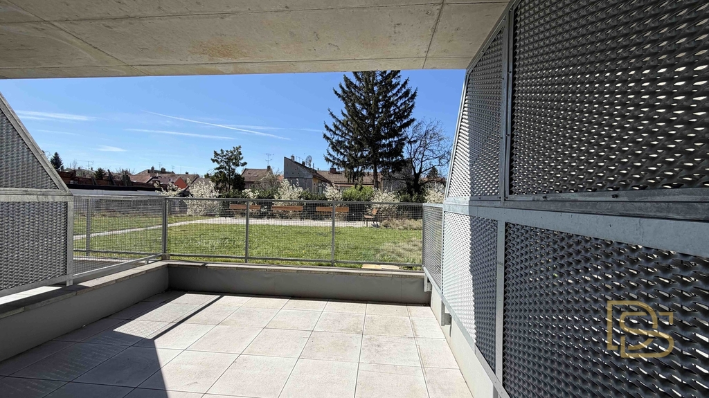 prostorná terasa bytu