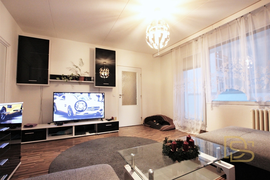 Obývací pokoj s balkonem