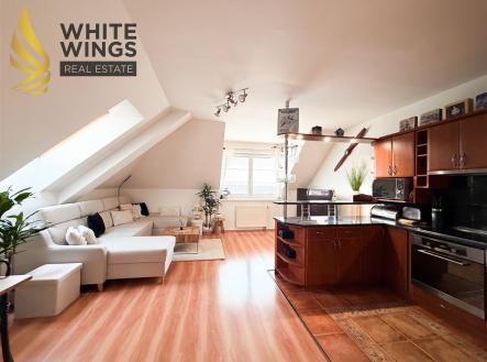 Podkrovní obývací pokoj s moderní kuchyní, parketová podlaha, vestavěné skříně, světlý interiér s velkými okny a elegantním designem | Prodej bytu, 3+kk, 87 m²