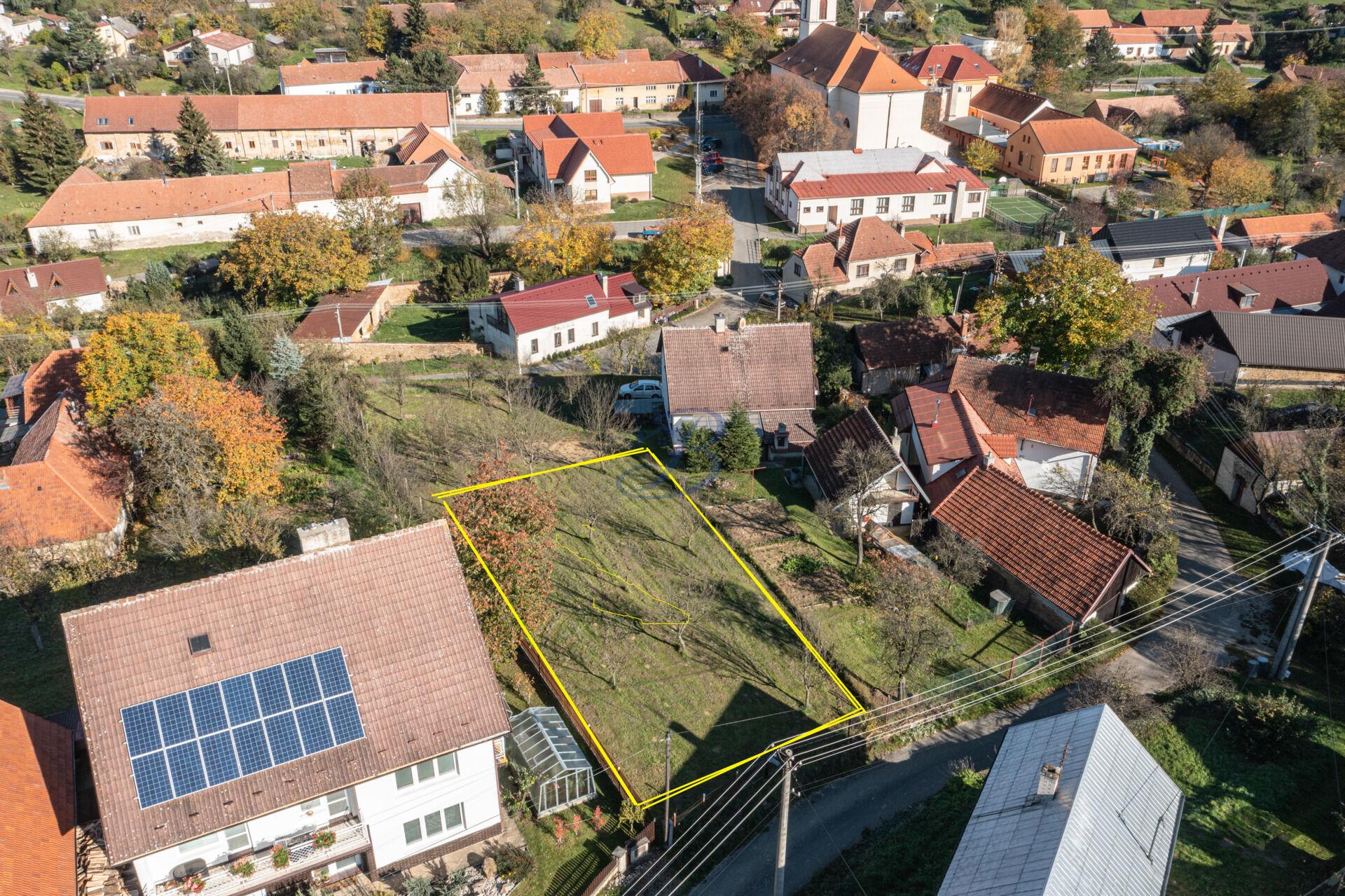 Prodej stavebního pozemku o velikosti  681m2 v obci Komňa