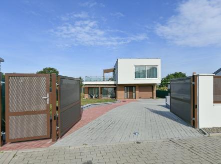 Vstupní pohled | Prodej - dům/vila, 292 m²