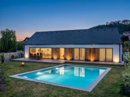 Zahrada bazén vizualizace večer | Prodej - dům/vila, 114 m²