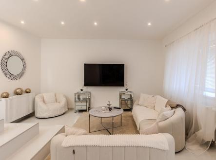 Obývací pokoj v přízemí | Prodej - dům/vila, 173 m²