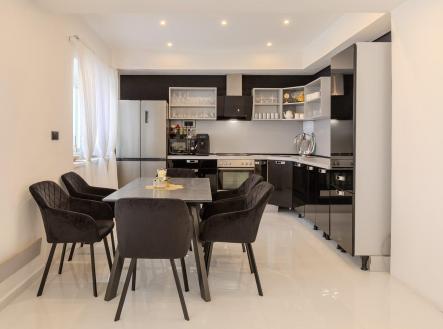 Kuchyně v přízemí | Prodej - dům/vila, 173 m²