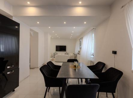 Obývací pokoj v přízemí | Prodej - dům/vila, 173 m²