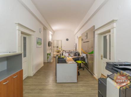 Pronájem - kanceláře, 275 m²