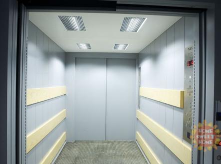 Pronájem - skladovací prostor, 908 m²