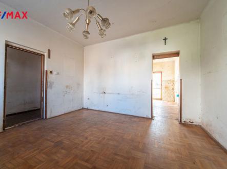 Obývací pokoj (za ním kuchyň) v přízemí - aktuální stav | Prodej - dům/vila, 95 m²