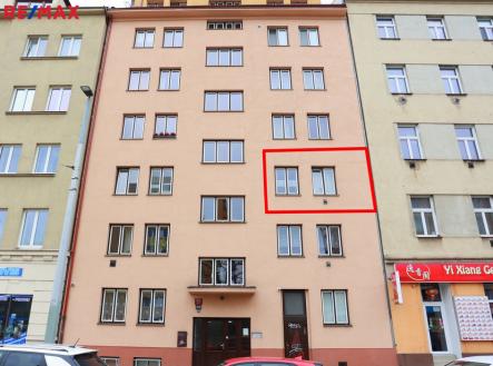 Pohled na dům z ulice s vyznačenými okny bytu | Prodej bytu, 2+1, 58 m²