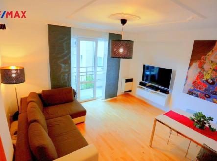 Obývací pokoj pohledem od dveří | Prodej bytu, 2+1, 58 m²