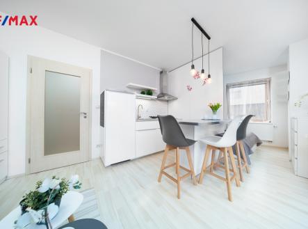 Obývací pokoj s kuchyňským koutem | Pronájem bytu, 1+kk, 32 m²