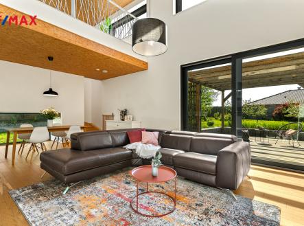 Obývací pokoj a vstup na terasu | Prodej - dům/vila, 241 m²