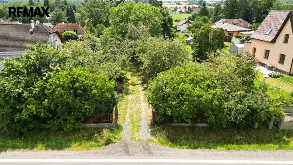pozemek Srbín vjezd