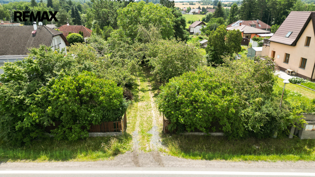 pozemek Srbín vjezd