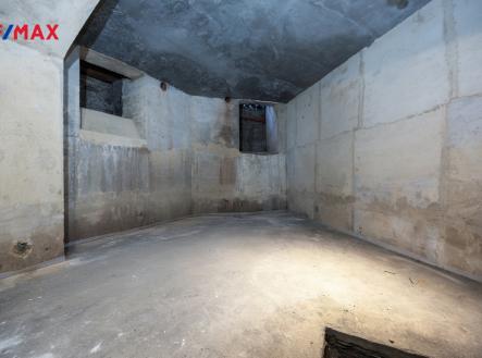 Velký sklep | Prodej - skladovací prostor, 100 m²