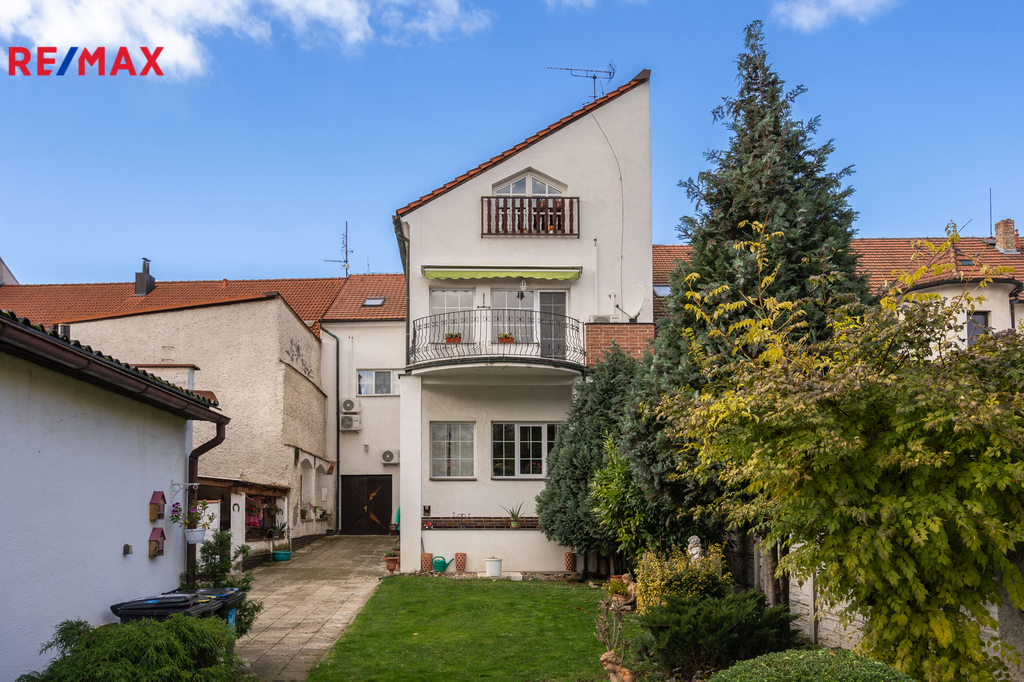 pohled na dům ze zahrady