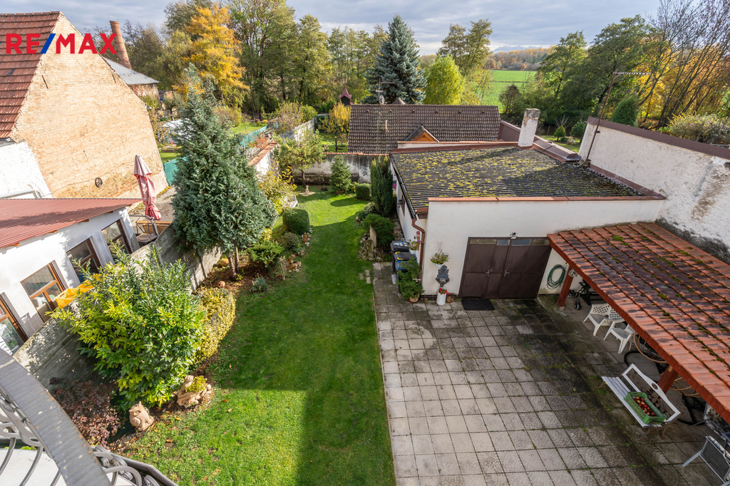 pohled z balkonu na zahradu