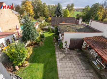 pohled z balkonu na zahradu | Prodej - dům/vila, 489 m²