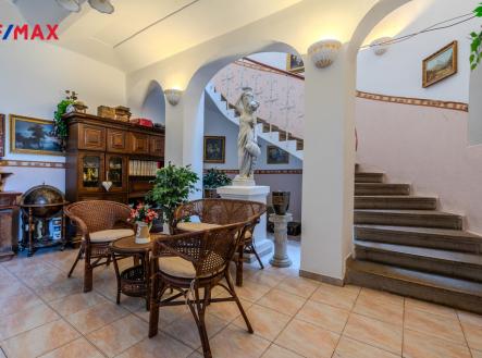 vstupní hala domu | Prodej - dům/vila, 489 m²