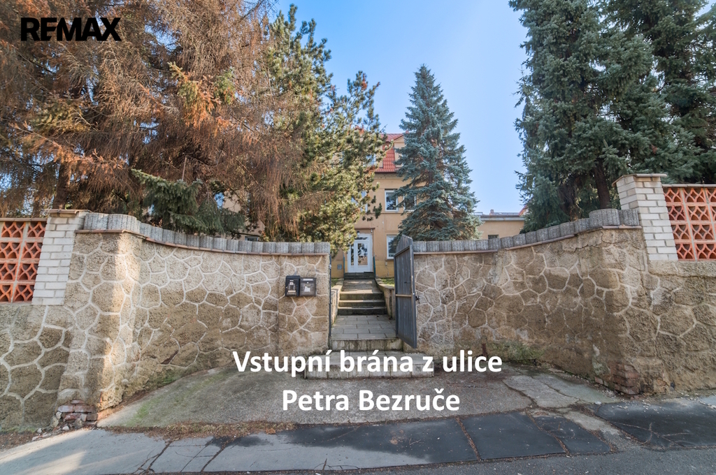vstupni-brana-z-ulice-p.bezruce.jpg