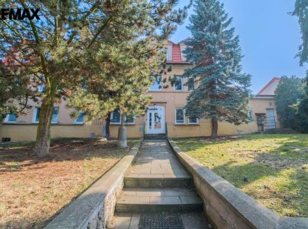 pristupova-cesta-z-ulice-p.bezruce-k-hlavnimu-vchodu.jpg | Prodej - kanceláře, 818 m²