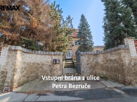vstupni-brana-z-ulice-p.bezruce.jpg | Prodej - kanceláře, 818 m²