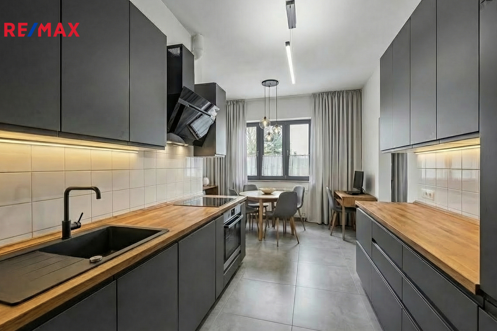 Kuchyň s jídelním koutem a spižírnou - vizualizace