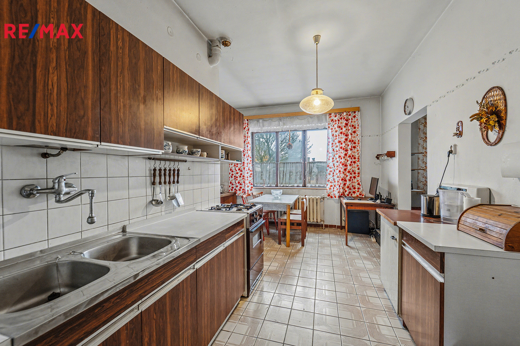 Kuchyň s jídelním koutem a spižírnou