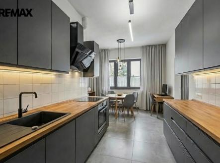 Kuchyň s jídelním koutem a spižírnou - vizualizace | Prodej - dům/vila, 108 m²