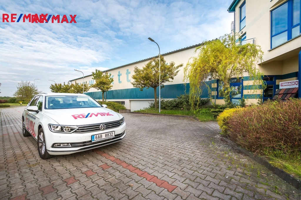 parkování před administrativní budovou