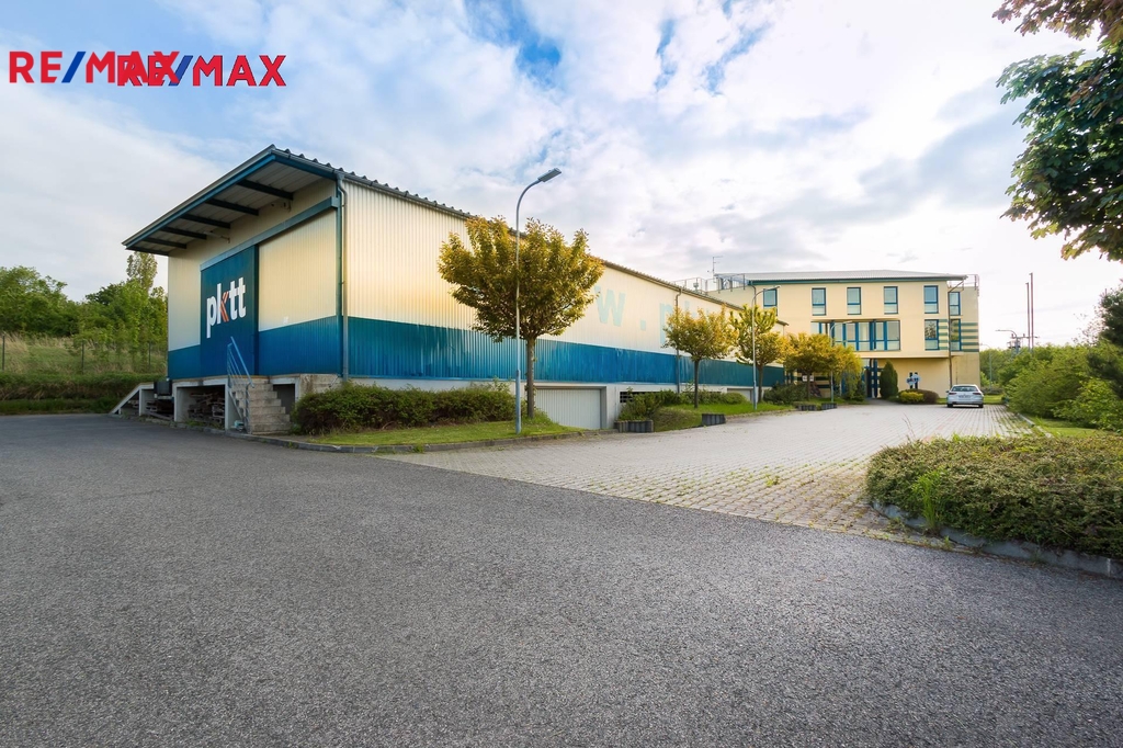 skladová hala v pozadí administrativní budova