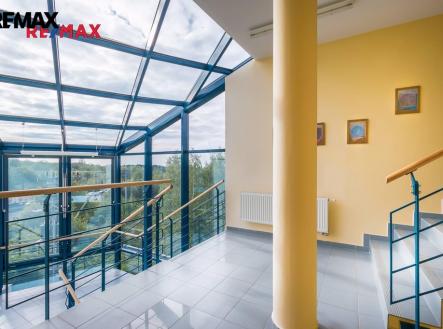 schodiště v administrativní budově | Prodej - kanceláře, 2 325 m²