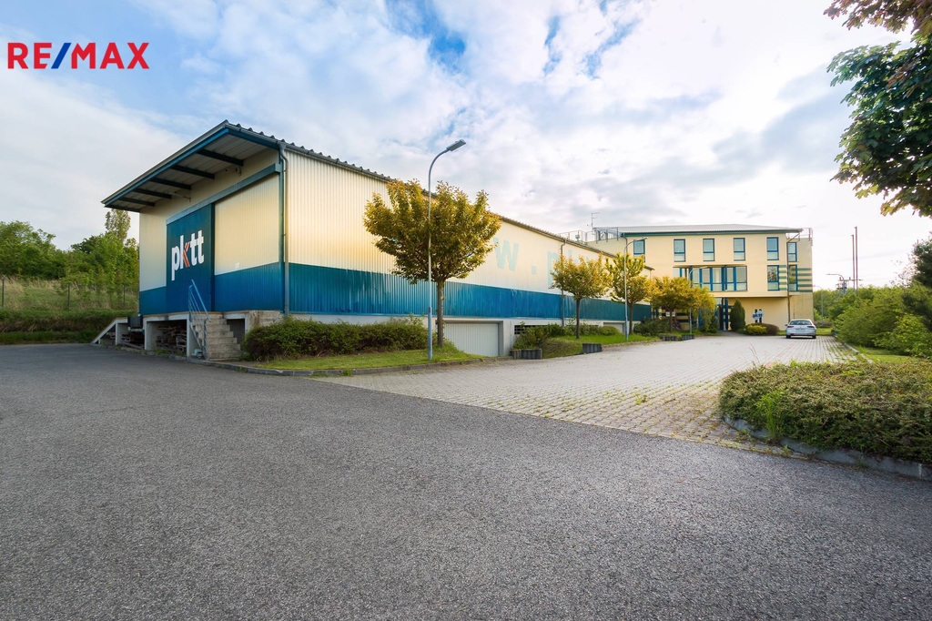 skladová hala v pozadí administrativní budova