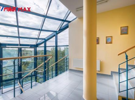 schodiště v administrativní budově | Pronájem - kanceláře, 2 325 m²