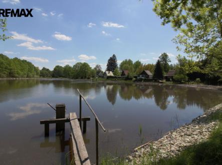 pohled z hráze blízkého rybníka | Prodej - pozemek pro bydlení, 3 346 m²